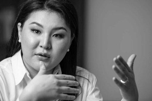 УИХ-ын гишүүн Э.Болормаа: Цагдаа дээр гутлаа тослоод очсон. Намайг яллах тогтоолоо ч бэлдээгүй байсан. Эрэгтэй УИХ-ын гишүүн эмэгтэй гишүүнд бэлгийн дарамт үзүүлсэн асуудал гарч байсан. Чимээгүй өнгөрүүлдэг хэрнээ энэ мэтээс зарчим шаардахаар хор найруулд